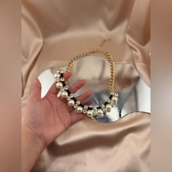 Elegant Gold and Pearl Necklace - Picture 3 of 8